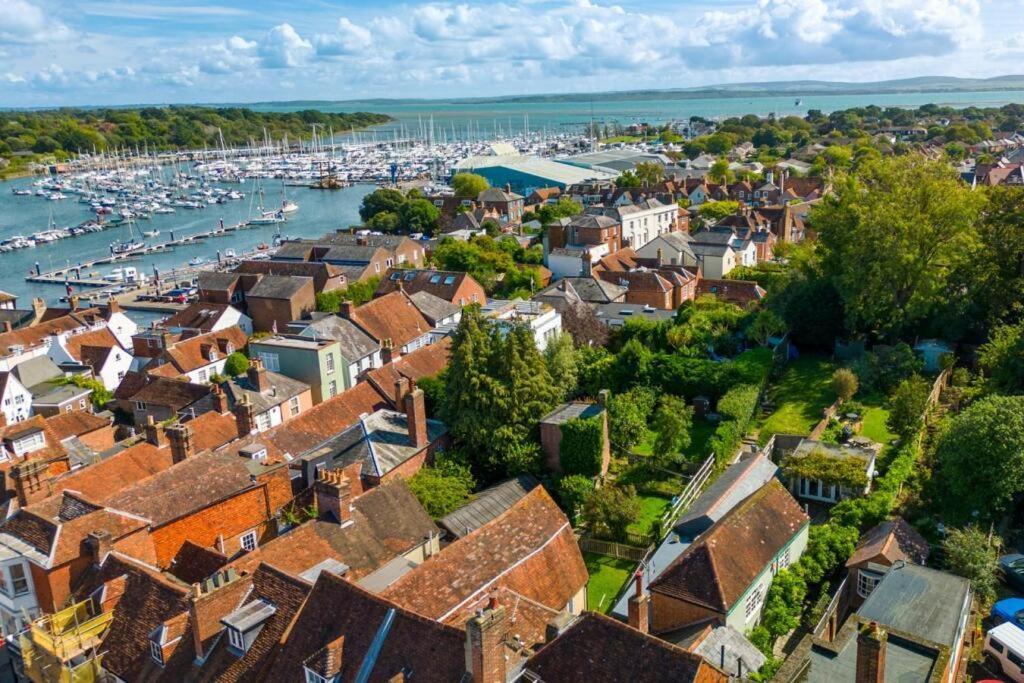Stunning Luxury Apartment In Central Lymington Exterior foto